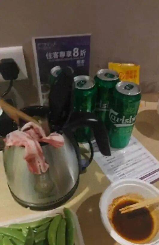 男子发视频“炫耀”用客房水壶煮火锅<strong></p>
<p>okt实时</strong>，当事酒店回应