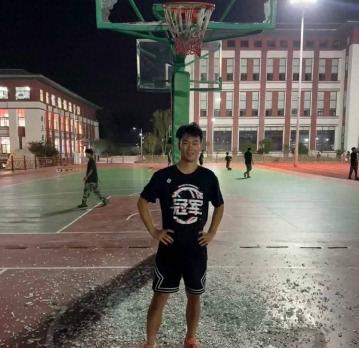 郑州178厘米大学生扣碎篮板<strong></p>
<p>shib币最新消息</strong>，校方：说明弹跳力好！学校出资购买新篮板，已安装好