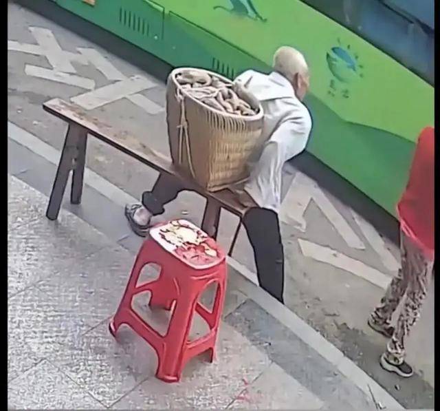重庆一背篓老人等公交被拒载<strong></p>
<p>shib币前景</strong>，交通运输局：涉事司机已被开除