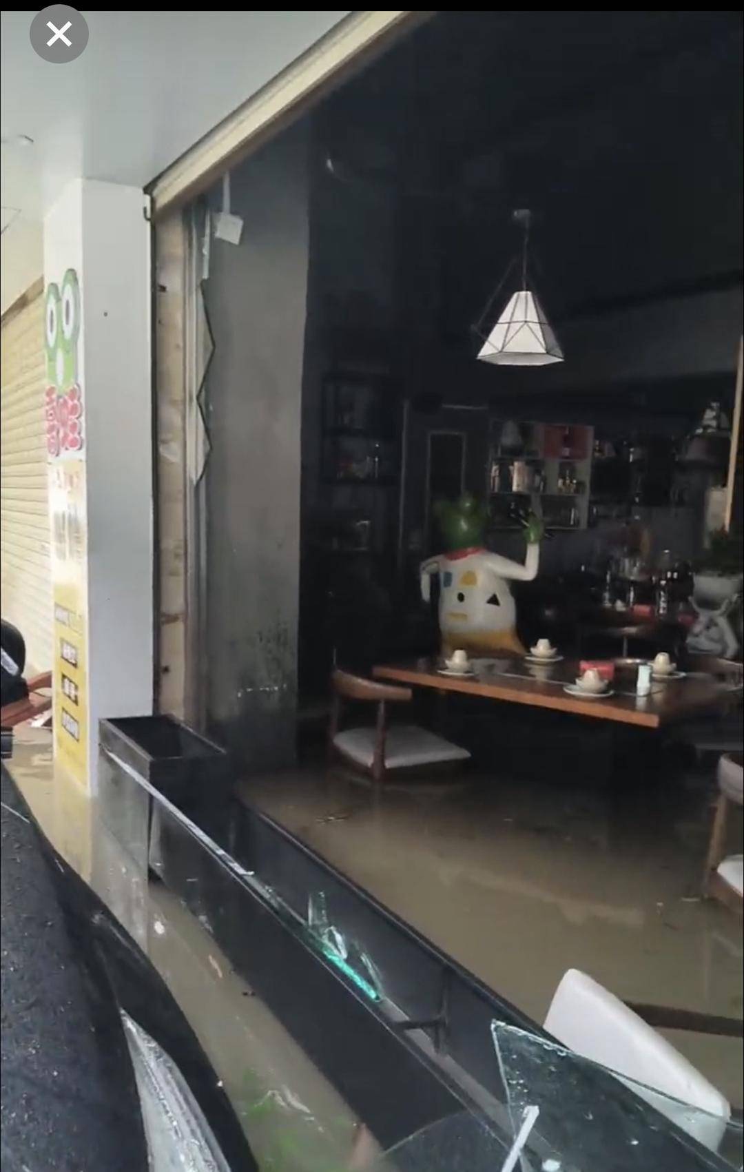 台风天珠海一司机驾越野车造浪冲破多家店玻璃<strong></p>
<p>tp钱包</strong>，警方：行拘10日！