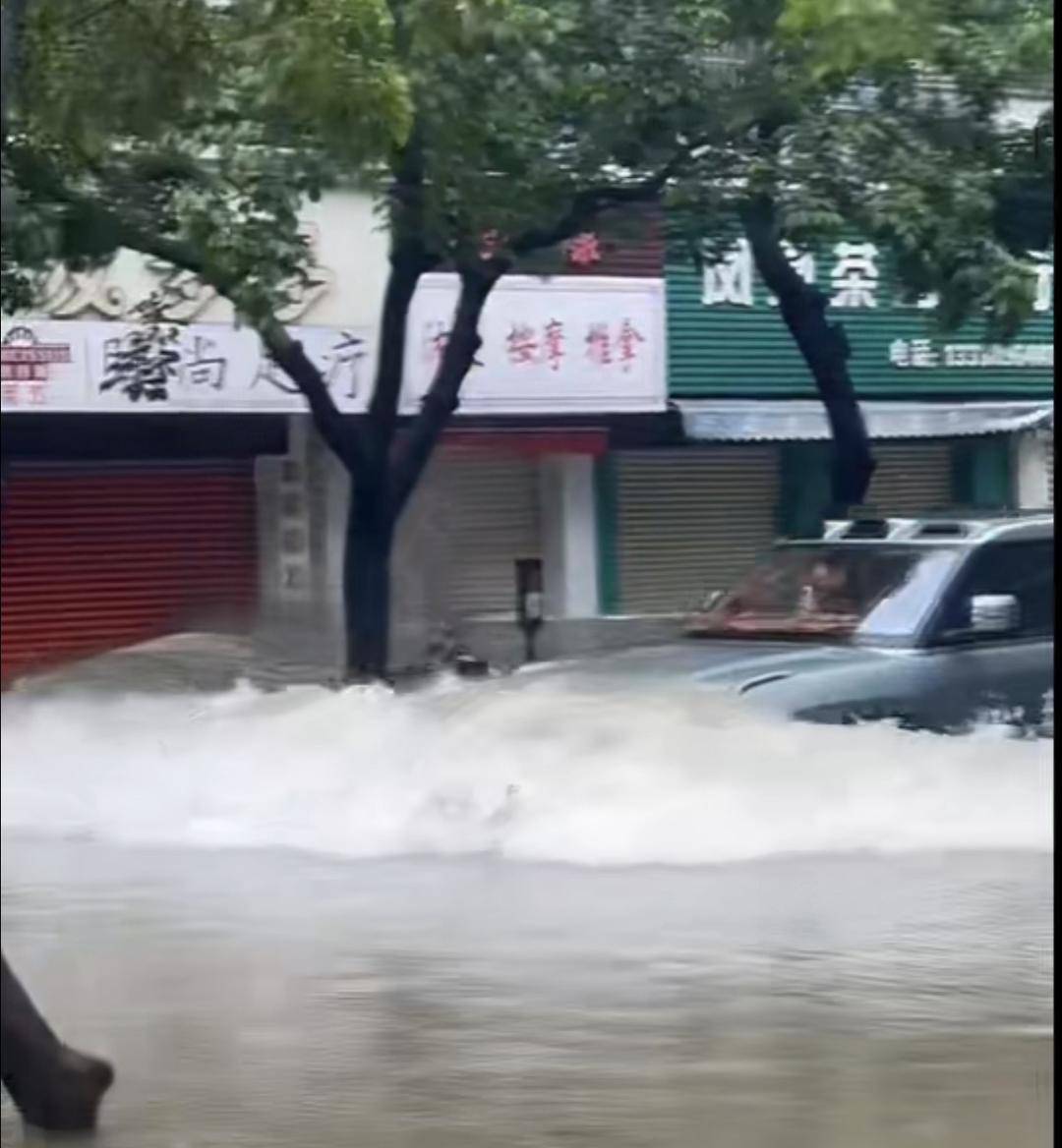 台风天珠海一司机驾越野车造浪冲破多家店玻璃<strong></p>
<p>tp钱包</strong>，警方：行拘10日！