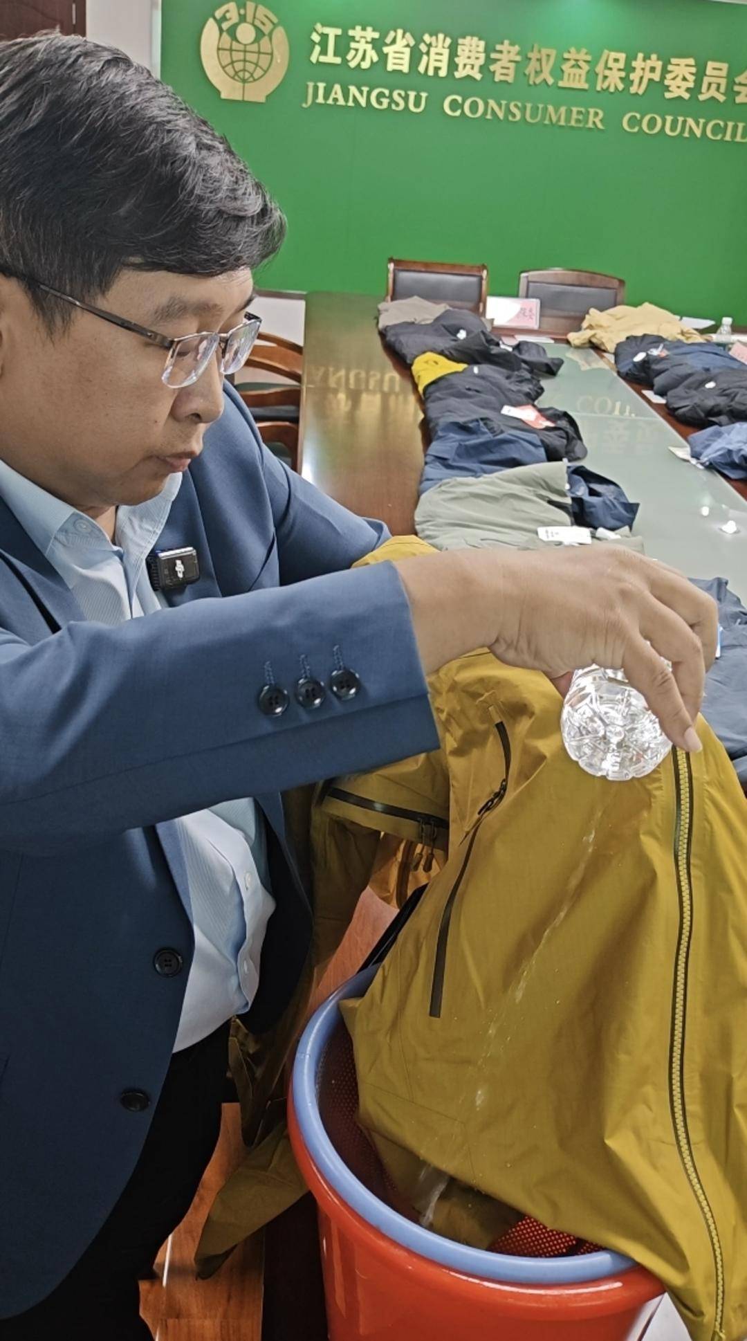 注意！冲锋衣40款里3款“不防水”<strong></p>
<p>tp钱包</strong>，教你一招在家也能测