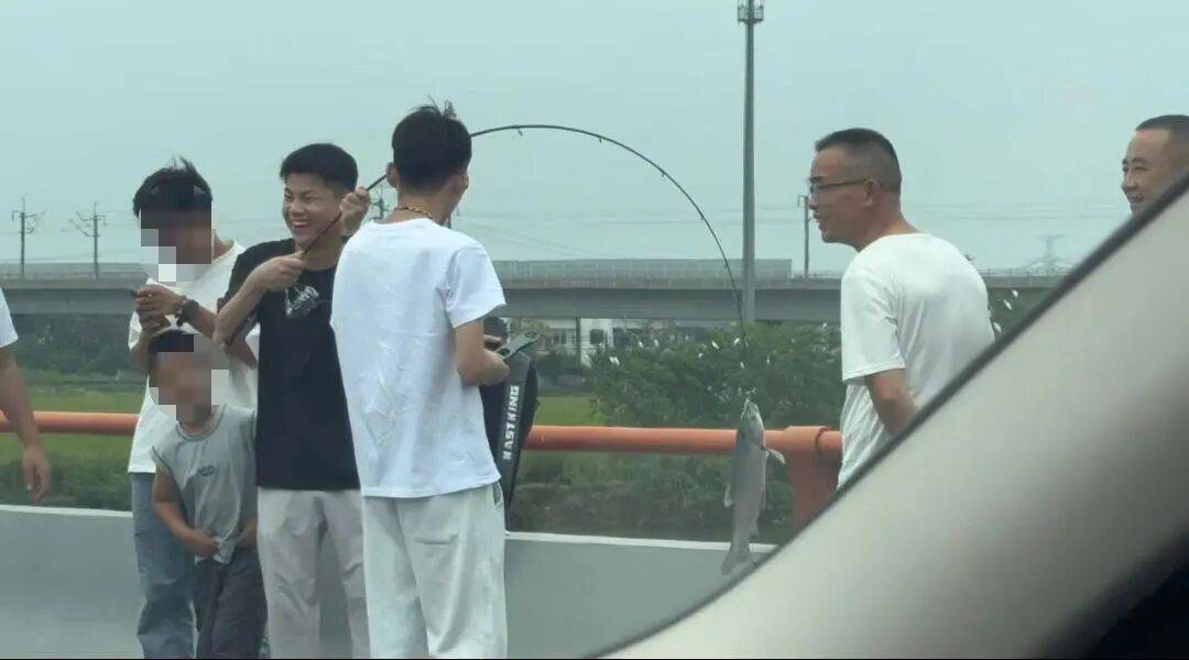 男子高速遇堵车下车钓鱼<strong></p>
<p>tp钱包下载</strong>，首竿即中！开怀大笑：“鱼送路人了”