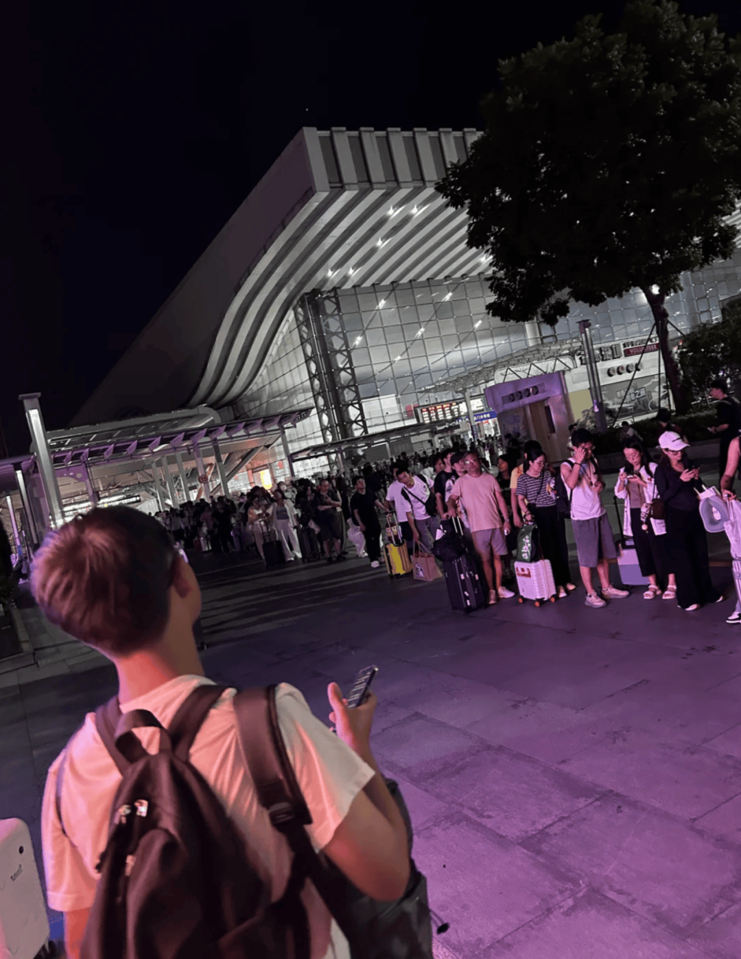 深圳北站凌晨返深被刷爆<strong></p>
<p>tp钱包安卓版</strong>！附近叫车超200人？别慌！公交地铁加班护送
