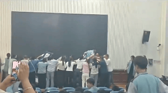 家长跪地被学生轮流踩踏<strong></p>
<p>tp钱包安卓版</strong>，校方凌晨道歉