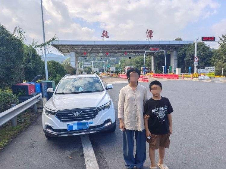 离谱！妈妈让儿子高速下车路边方便<strong></p>
<p>tp钱包安卓版</strong>，解决完后跟随车流跑回来找她