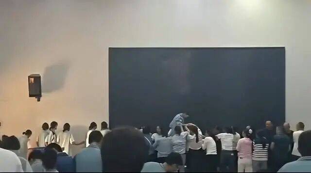 家长们跪成一排<strong></p>
<p>tp钱包安卓版</strong>，学生蒙眼从背上踩过？教育局回应河南一中学举办活动引热议：正调查处理