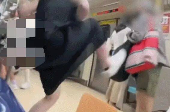 73岁老太地铁逼年轻人让座<strong></p>
<p>tp钱包安卓版</strong>，被一脚踹飞！次日在超市闹事被捕，一查竟是通缉犯！