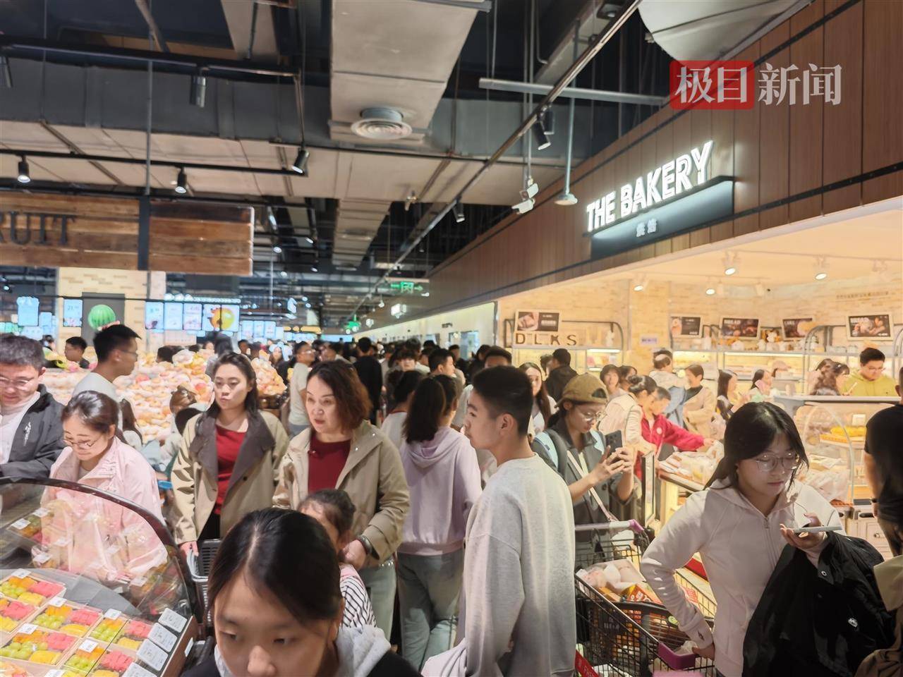 中秋夜的新乡胖东来能有多少人？多个收银口排起长队<strong></p>
<p>tp钱包安卓版</strong>，有顾客举着购物篮在人群中穿行