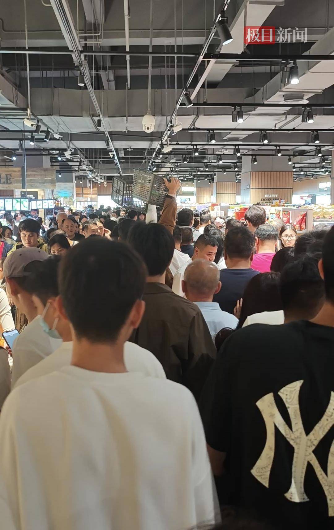 中秋夜的新乡胖东来能有多少人？多个收银口排起长队<strong></p>
<p>tp钱包安卓版</strong>，有顾客举着购物篮在人群中穿行