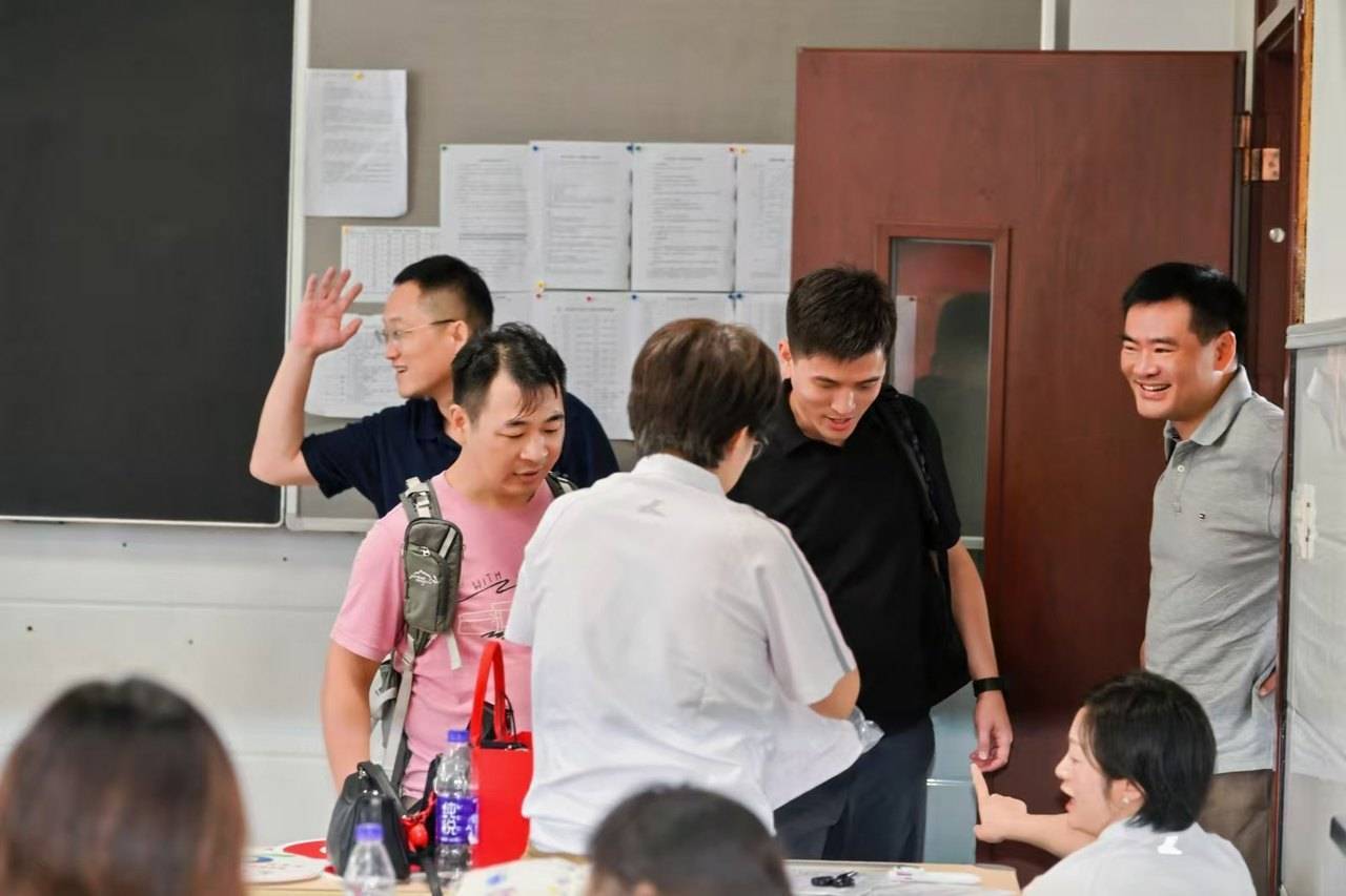 那个让老师骄傲的“调皮”班级！30年同学聚会<strong></p>
<p>tp钱包官网</strong>，还伴有一封来自贵州的感谢信