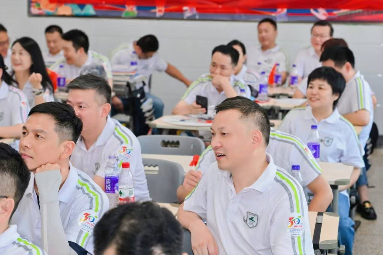 那个让老师骄傲的“调皮”班级！30年同学聚会<strong></p>
<p>tp钱包官网</strong>，还伴有一封来自贵州的感谢信