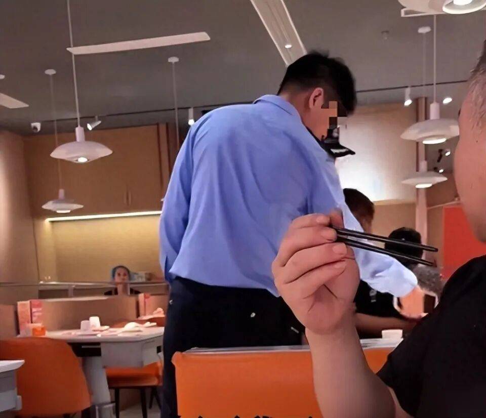 小伙和女友餐厅吃饭<strong></p>
<p>tp钱包官网</strong>，被民警赶来戴铐带走；警方回应：其女友与一离家女孩“撞脸”，错抓已道歉