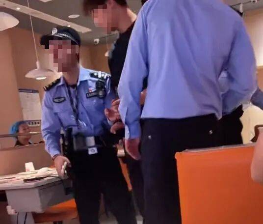 小伙和女友餐厅吃饭<strong></p>
<p>tp钱包官网</strong>，被民警赶来戴铐带走；警方回应：其女友与一离家女孩“撞脸”，错抓已道歉
