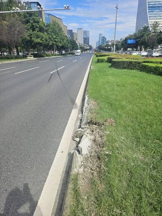 小米汽车失控起火司机遇难<strong></p>
<p>tp钱包官方网站</strong>，目击者称车速150km/h，实探事故地：燃烧留下的印记仍在