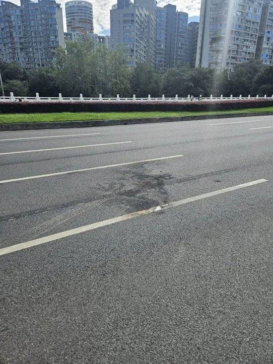 小米汽车失控起火司机遇难<strong></p>
<p>tp钱包官方网站</strong>，目击者称车速150km/h，实探事故地：燃烧留下的印记仍在