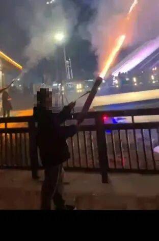 10岁男孩被烟花击中头部身亡<strong></p>
<p>tp钱包官方网站</strong>，14岁嫌疑人被告上法庭，最新进展→