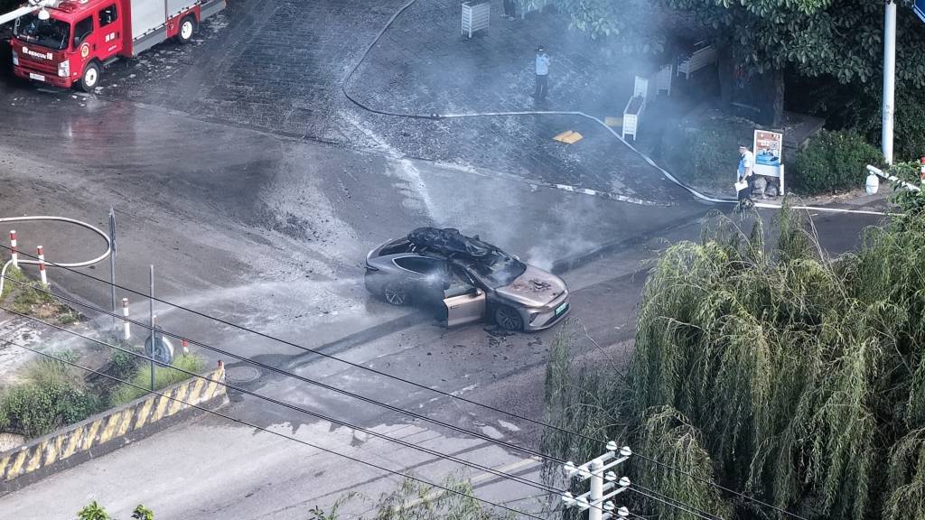 一辆蔚来牌轿车在大理一景区外起火<strong></p>
<p>tp钱包怎么下载</strong>，一家四口撤离及时无伤亡