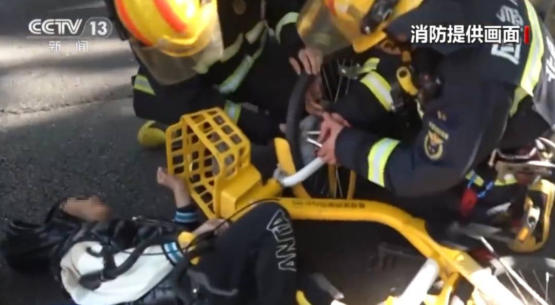 看着都疼<strong></p>
<p>tp钱包在国内合法吗</strong>！上海街头一男子突然求助：10岁女儿被死死卡住！这个行为太危险→