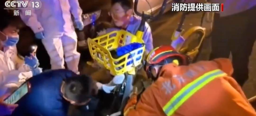 看着都疼<strong></p>
<p>tp钱包在国内合法吗</strong>！上海街头一男子突然求助：10岁女儿被死死卡住！这个行为太危险→