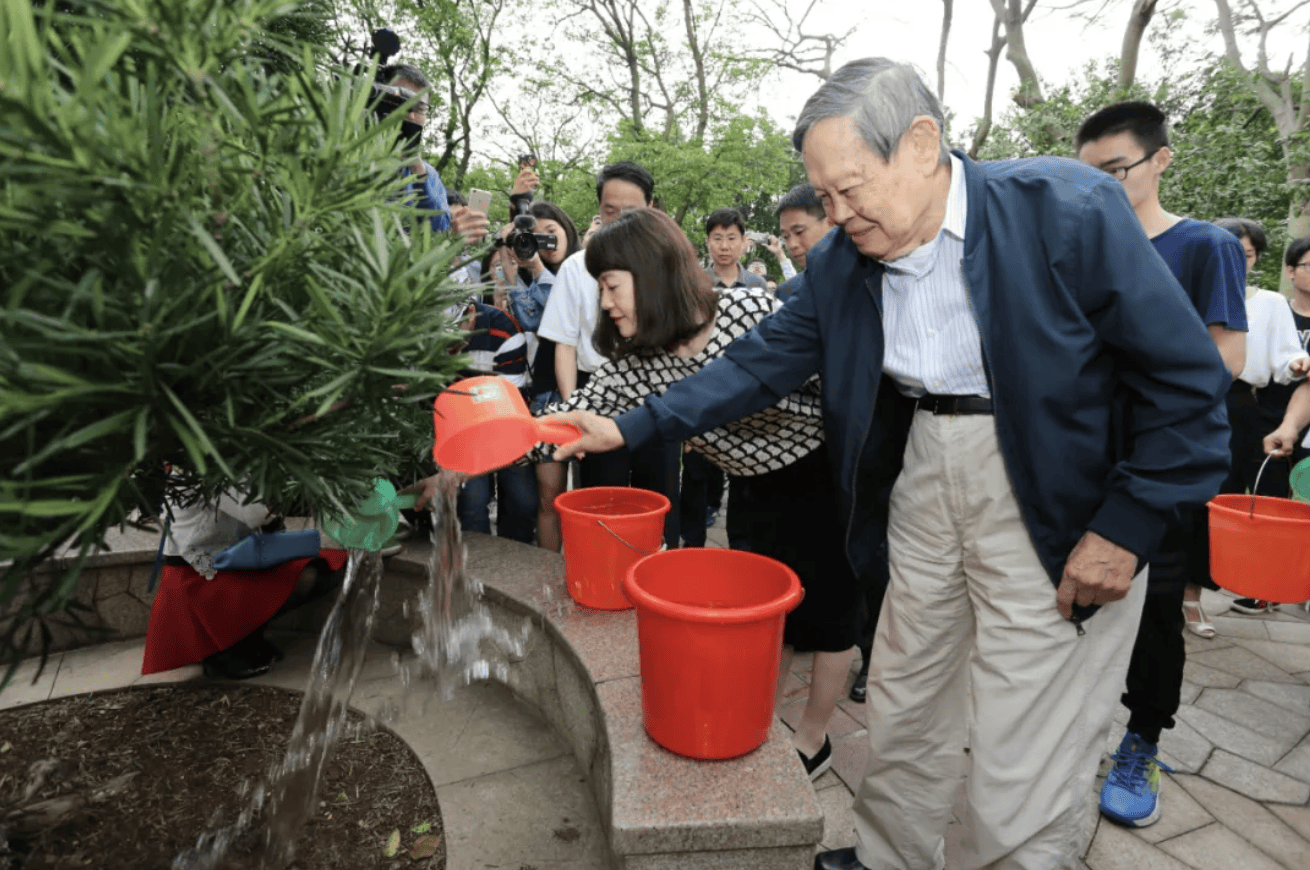 杨振宁为什么连续32年担任东莞理工学院名誉校长<strong></p>
<p>tp钱包使用教程</strong>？
