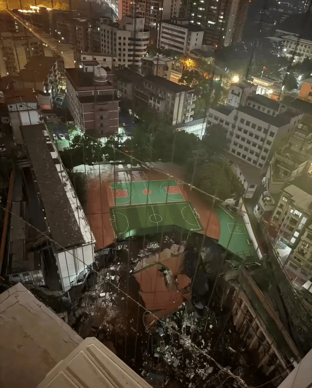 近4000人小学突发坍塌形成巨大坑洞<strong></p>
<p>tp钱包app下载安装</strong>，操场塌下去一半，“还好发生在夜里”