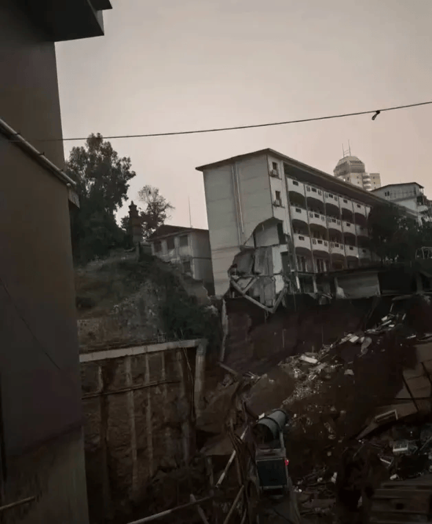 近4000人小学突发坍塌形成巨大坑洞<strong></p>
<p>tp钱包app下载安装</strong>，操场塌下去一半，“还好发生在夜里”