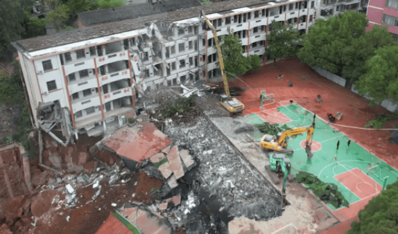 近4000人小学突发坍塌形成巨大坑洞<strong></p>
<p>tp钱包app下载安装</strong>，操场塌下去一半，“还好发生在夜里”