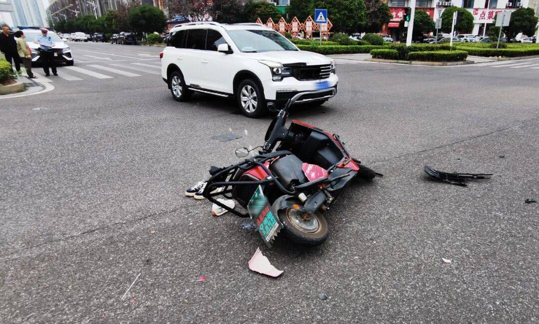 湖南湘潭一女生骑车闯红灯<strong></p>
<p>tp钱包官网下载</strong>，骨折、肝破裂…