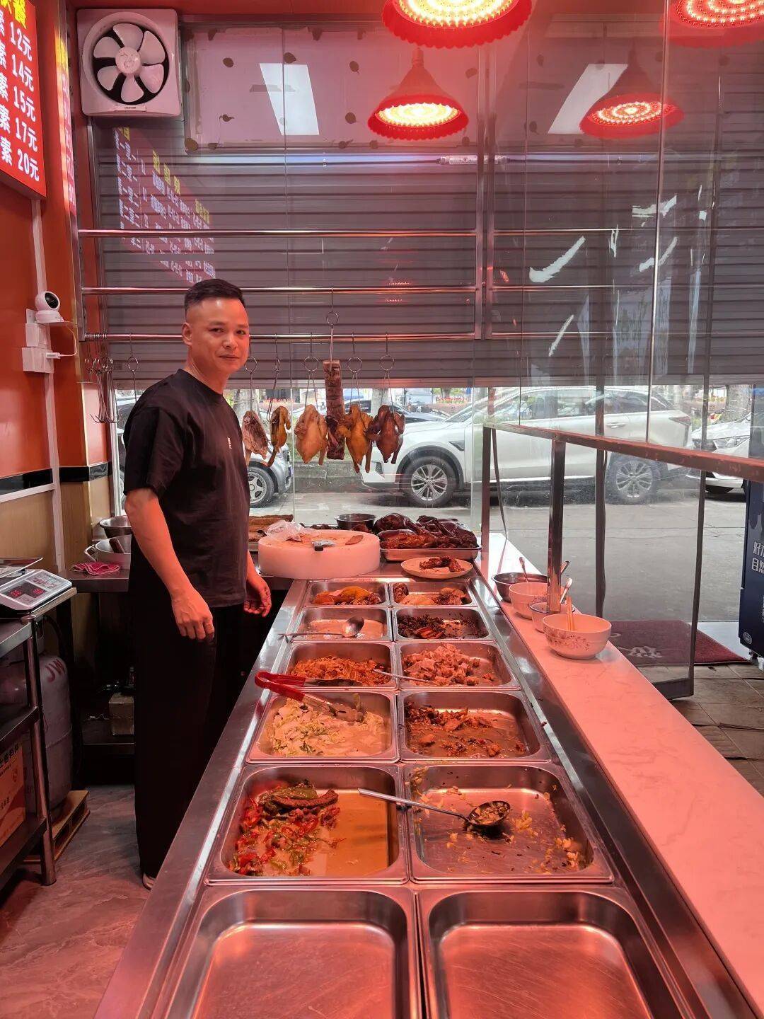 小伙到广州一猪脚饭店吃免费“2号餐”<strong></p>
<p>trx app最新版本</strong>，突然跪地道谢，老板娘：以后要吃饭就直接过来