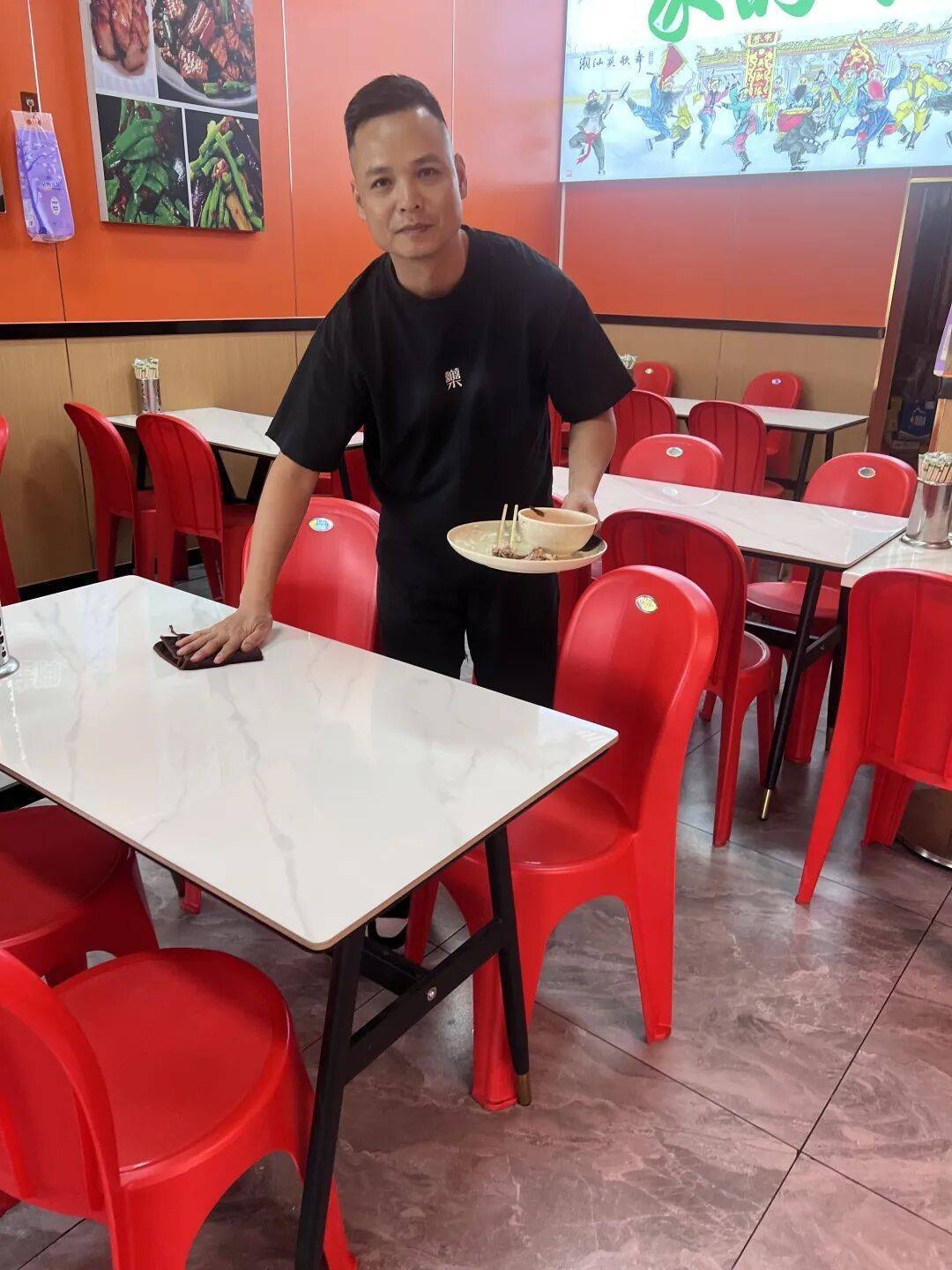 小伙到广州一猪脚饭店吃免费“2号餐”<strong></p>
<p>trx app最新版本</strong>，突然跪地道谢，老板娘：以后要吃饭就直接过来
