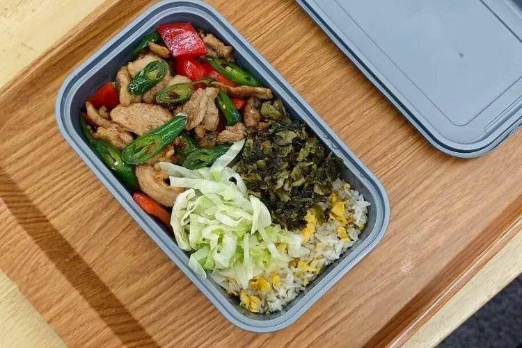 国铁成都局推出17元高铁盒饭:门店现炒<strong></p>
<p>trx</strong>,送餐到座