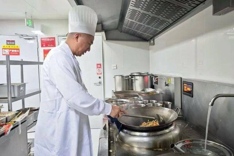 国铁成都局推出17元高铁盒饭:门店现炒<strong></p>
<p>trx</strong>,送餐到座