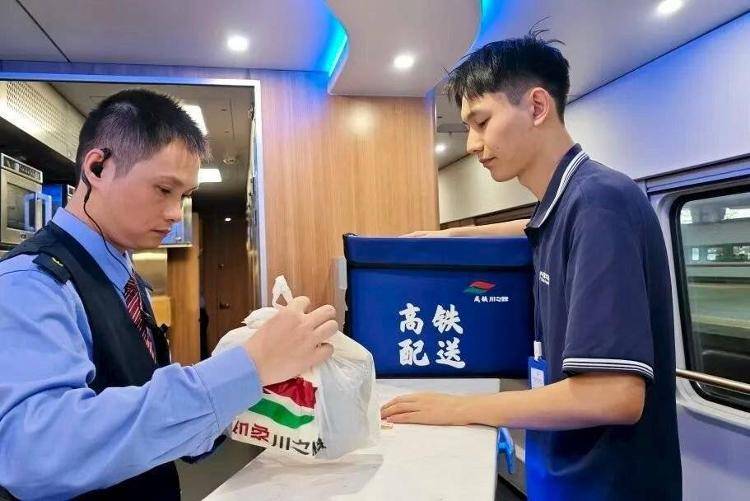 国铁成都局推出17元高铁盒饭:门店现炒<strong></p>
<p>trx</strong>,送餐到座