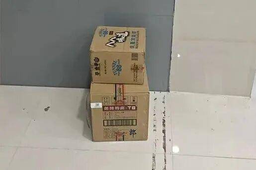 临沂俩小伙偷摸去派出所门口放下<strong></p>
<p>TRX币</strong>了…