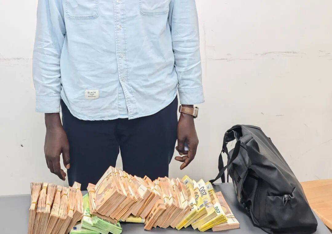 成捆的欧元现金就放在背包里装着<strong></p>
<p>usdt钱包官方下载</strong>,折合人民币超186万元,旅客入境时被广州海关查获