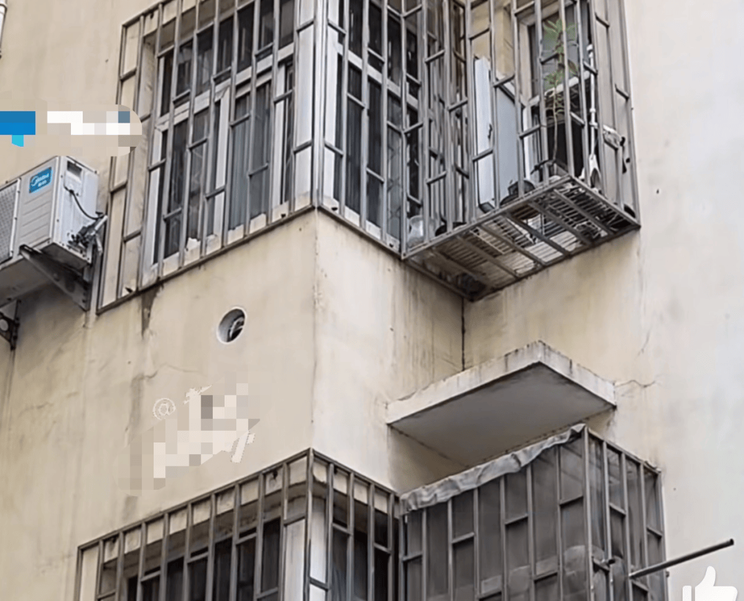 女子怀疑邻居打洞用镜子照自家:“没仇没怨,打个黑洞不合理”,邻居:屋里潮,在通风