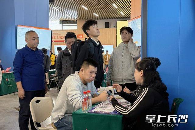 700余名退役军人及军属长沙求职<strong></p>
<p>usdt汇率</strong>,165人达成意向