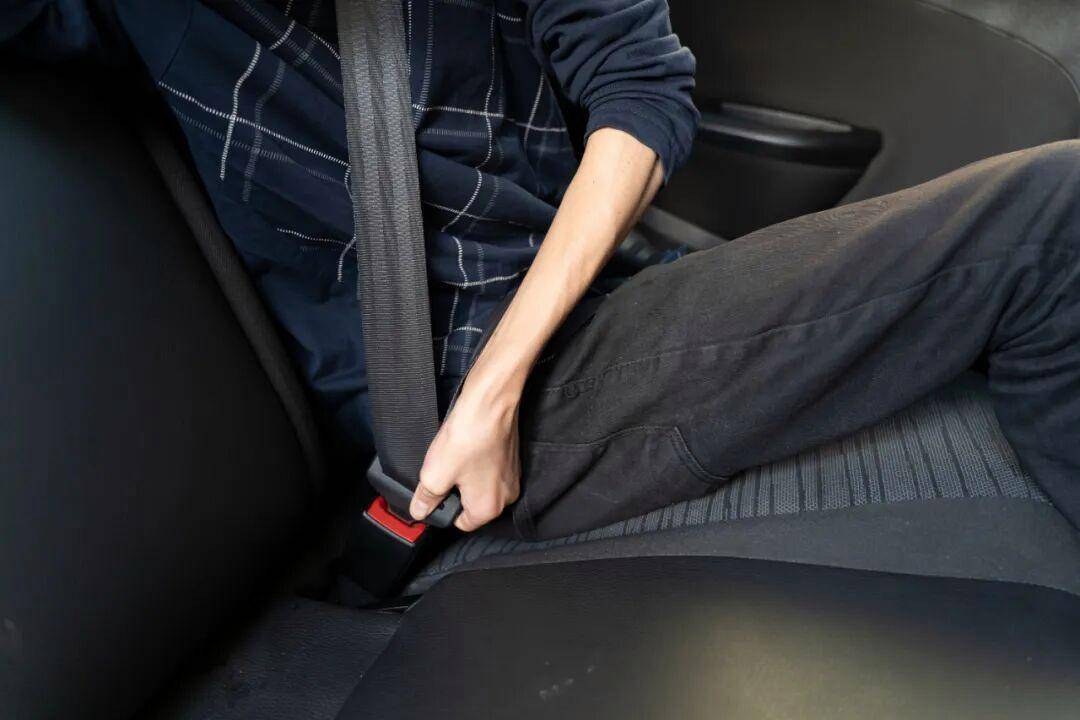 死亡率翻倍!后排乘客不系安全带<strong></p>
<p>usdt汇率</strong>,危险且违法