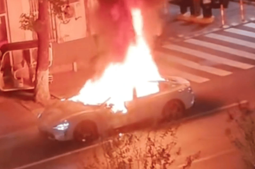 一小米SU7事故后突然起火<strong></p>
<p>usdt今日价格</strong>，知情人：刚到维修店下拖车就自燃了，烧了二三十分钟