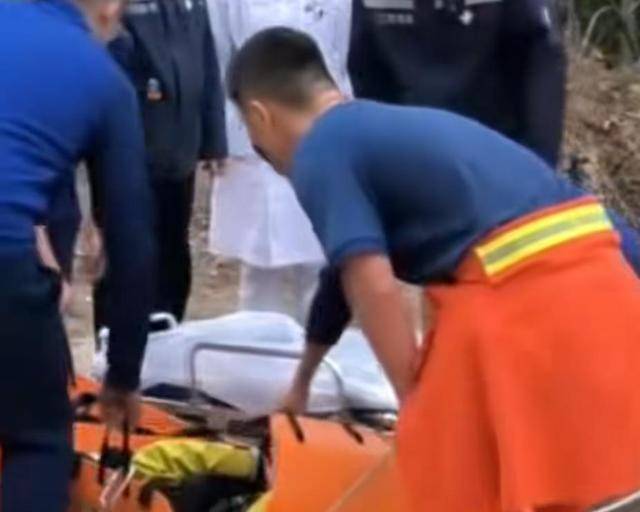 “我来个跳的”！女驴友不慎摔下巨石<strong></p>
<p>稳定币usdt</strong>，目击者：粉碎性骨折