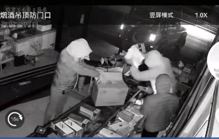多名男子开越野车撞开烟酒店大门行窃<strong></p>
<p>usdt官网</strong>,失主报案称损失超20万元,警方回应