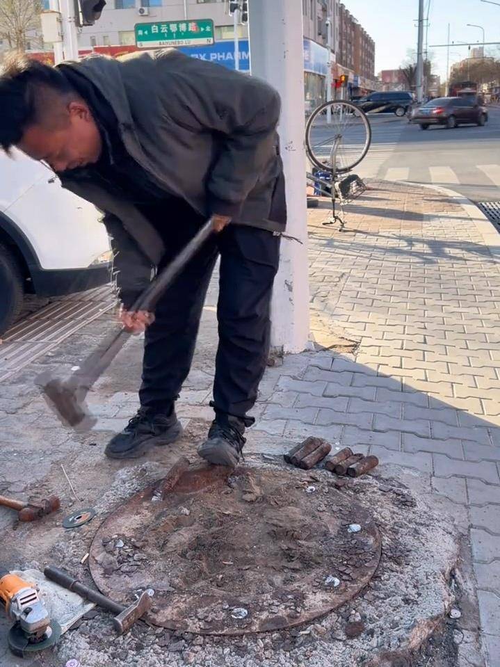 内蒙古“拔钉小哥”6年清理地钉近800斤<strong></p>
<p>usdt浏览器</strong>，带动全国200多个“拔钉侠”