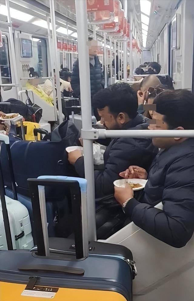 满车厢咖喱味！网友拍下多名外籍人士在车厢内吃馅饼，上海地铁回应