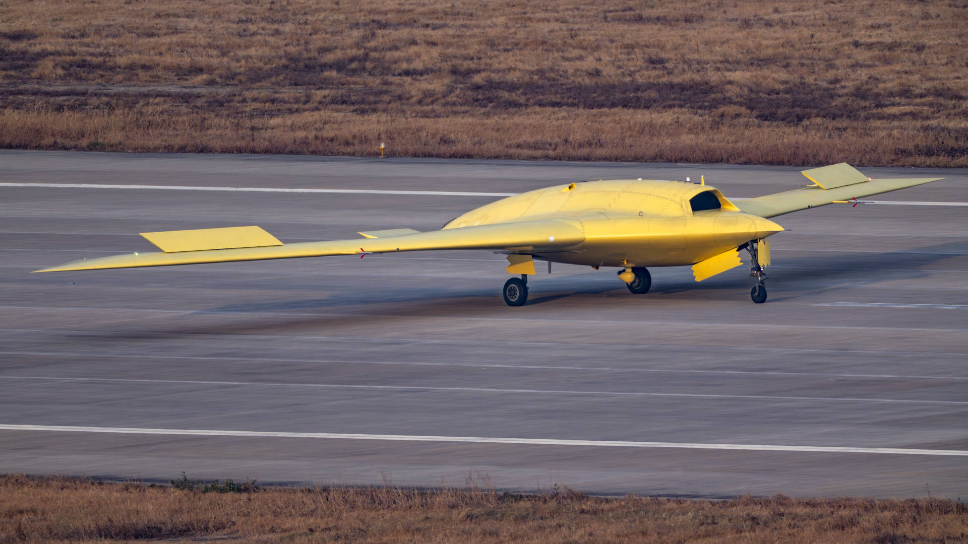 多张高清大图<strong></p>
<p>比特儿下载</strong>!新型高空高速长航时无人机彩虹-7近日成功首飞