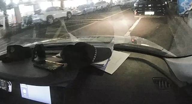 机智！快递在家门口被偷<strong></p>
<p>比特儿下载</strong>，她用一招抓到了人还拿回了东西