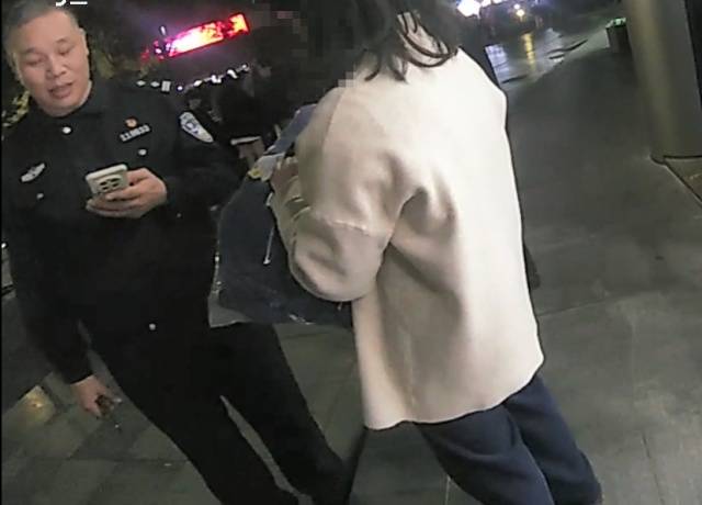 机智！快递在家门口被偷<strong></p>
<p>比特儿下载</strong>，她用一招抓到了人还拿回了东西