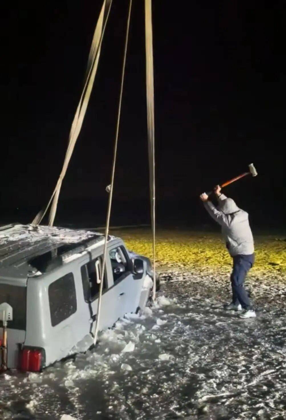 河北一越野车在水库冰面练漂移<strong></p>
<p>比特儿下载</strong>，冰层突然破裂，车轮落水被冻6小时，找来吊车深夜将车吊出