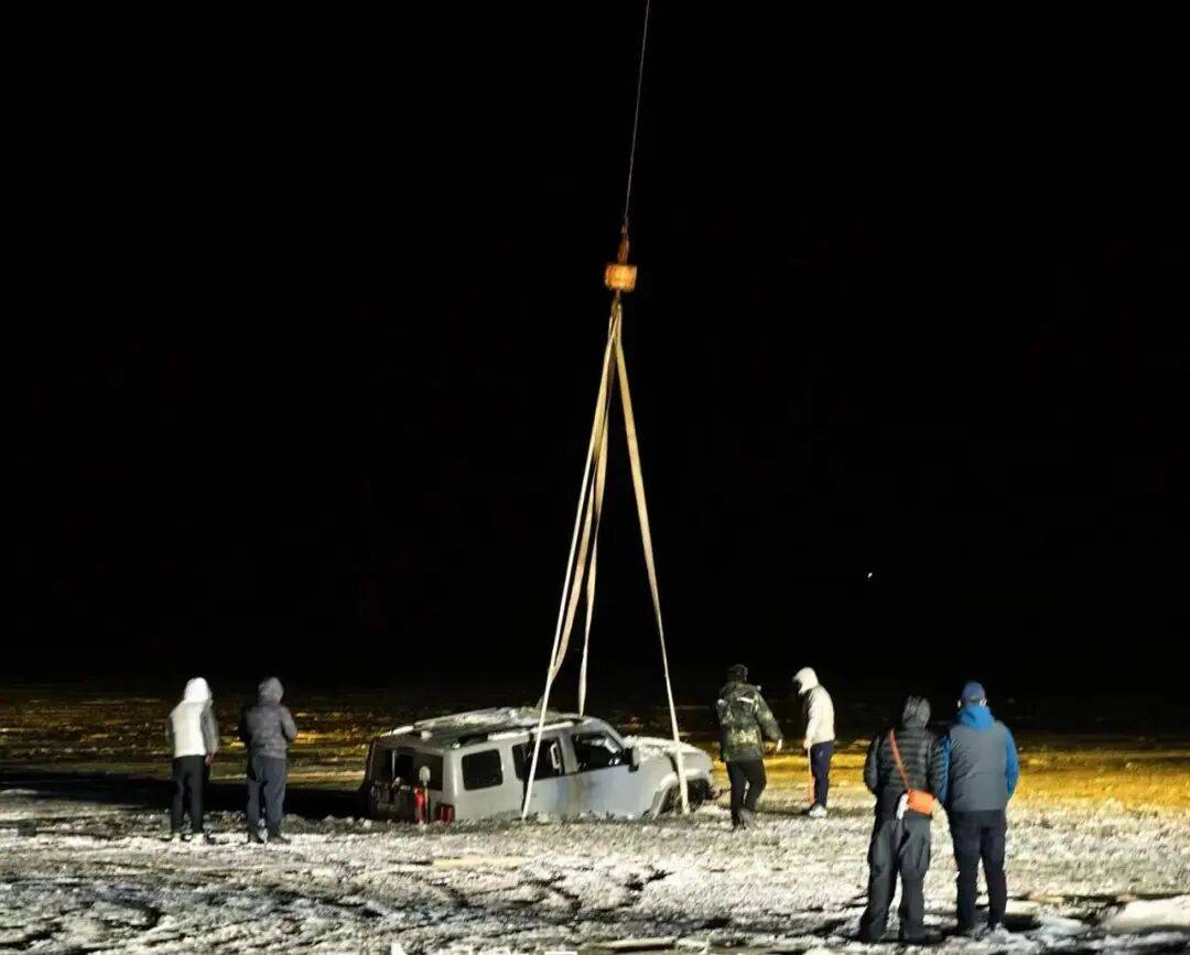 河北一越野车在水库冰面练漂移<strong></p>
<p>比特儿下载</strong>，冰层突然破裂，车轮落水被冻6小时，找来吊车深夜将车吊出