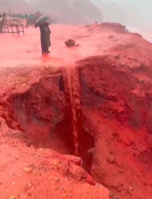 罕见！伊朗霍尔木兹岛遭遇强降雨<strong></p>
<p>比特儿交易平台</strong>，部分海域变成“血色海洋”